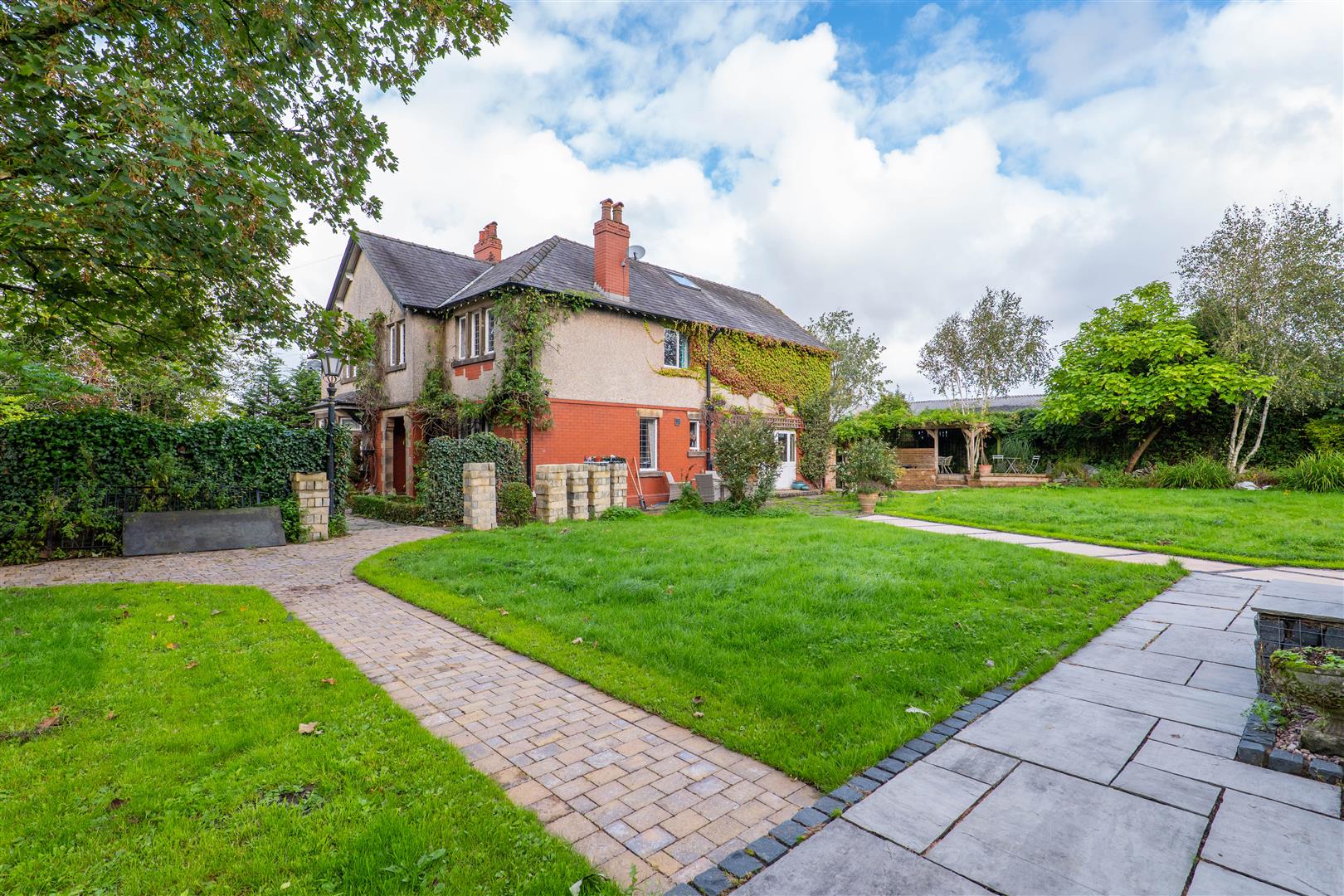 6 bed property in Dawson Lane, Leyland